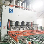 Automatisk på- og aflæsning af Hot Press produktionslinje